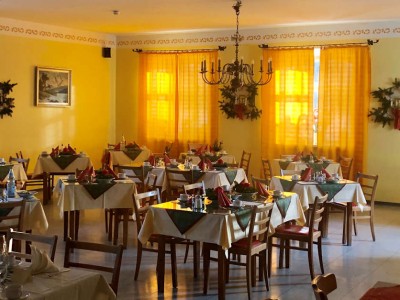 Im Parterre besitzt das Heim einen 110 qm großen Speisesaal, in dem die Heimbewohner das Mittag- und Abendessen gemeinsam einnehmen.