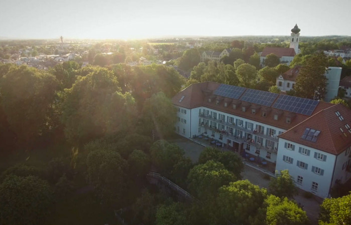 Drohnenflug über dem Pensionistenheim Höllmüller Drohnenflug über dem Pensionistenheim Höllmüller