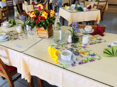 Im Parterre besitzt das Heim einen 110 qm großen Speisesaal, in dem die Heimbewohner das Mittag- und Abendessen gemeinsam einnehmen.